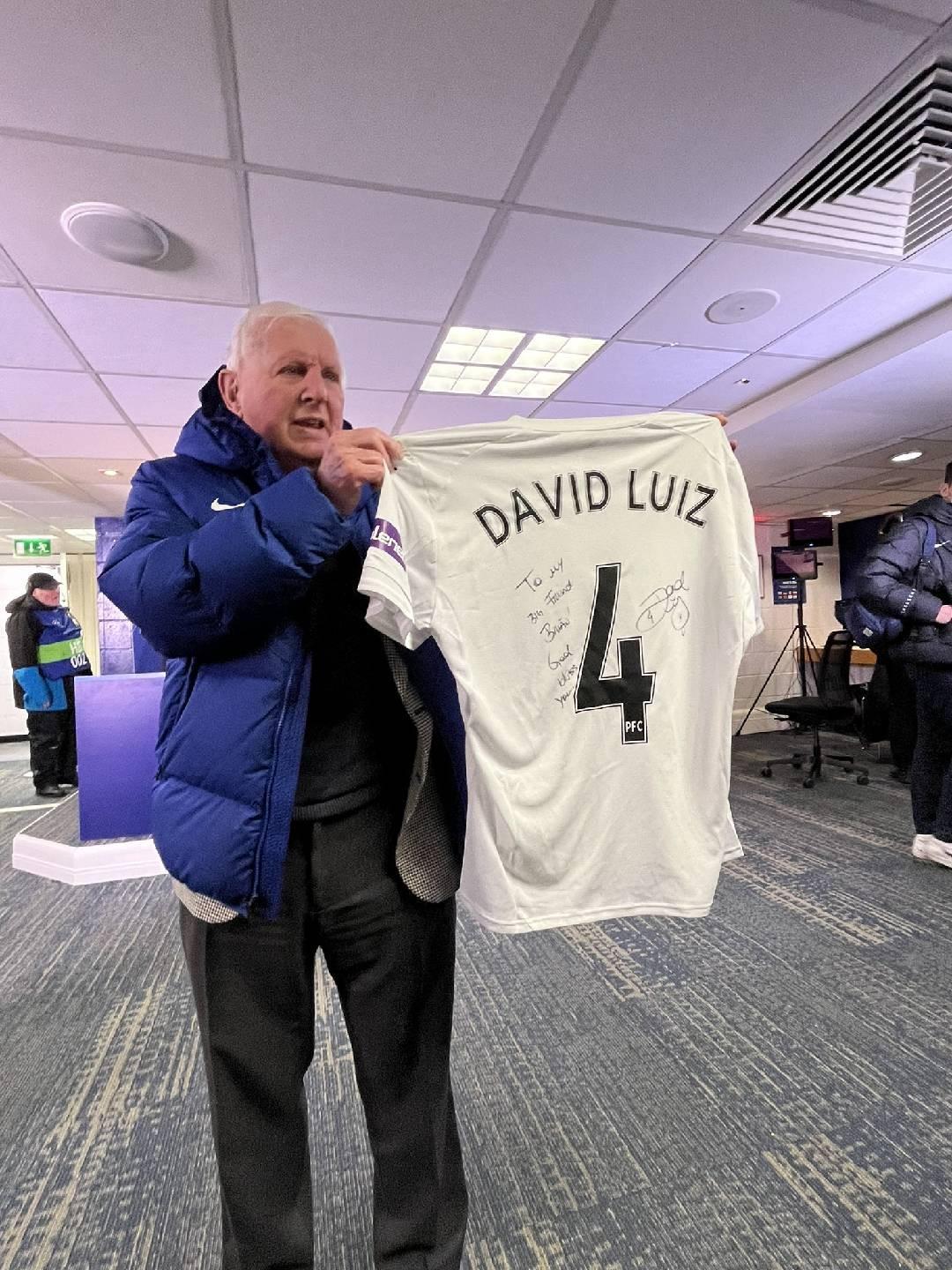 大卫-路易斯送签名球衣给退休员工,后者为切尔西工作了56年